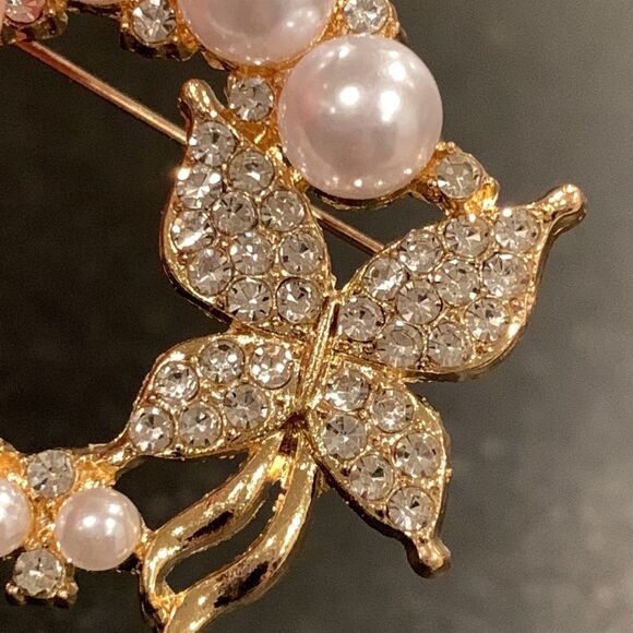 Ornate Circle Pin - Sparkly Crystal Butterfly & Faux Pearl Gold Tone Bridal NEW - Picture 4 of 9